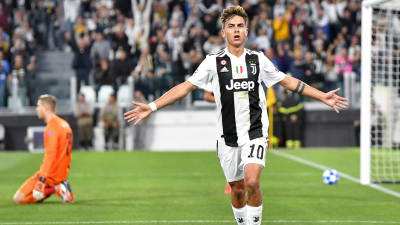 Paulo Dybala firar ett mål.