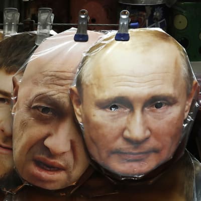 Masker hänger till salu: bland andra Vladimir Putins och Jevgenij Prigozjins ansikten har gjorts till masker.