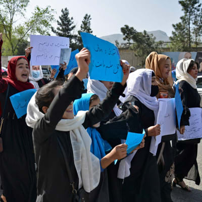 Afghanska kvinnor och flickor demonstrerar och kräver fri skolgång.