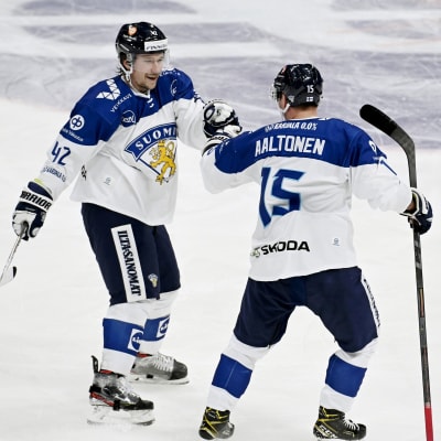 Sami Vatanen ja Miro Aaltonen Suomen paidassa Venäjää vastaan.