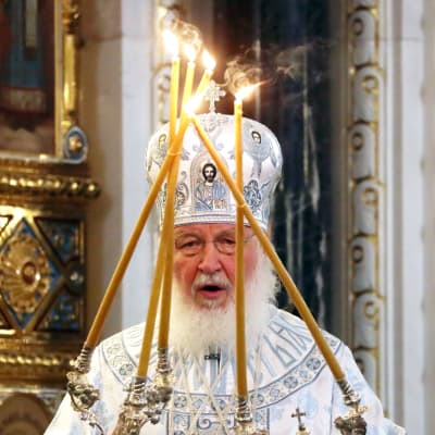 Patriark Kirill håller gudstjänst. 