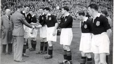 En fotbollsmatch den 10 april 1949 mellan England och Skottland vid Wembley. Prins Philip hälsar den skotska lagkapten George Young av Rangers Fc den 10 april 1949.