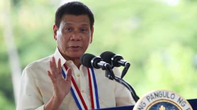 Filippinernas president Rodrigo Duterte står i talarpodiet vid en nationell ceremoni den 29.8.2016.