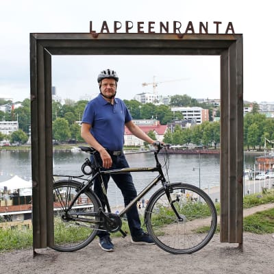 Ari Piispanen polkupyörän kanssa selfiekehyksessä Lappeenrannan Linnoituksen vallilla.