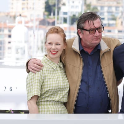 Bild på Alma Pöysti, Aki Kaurismäki och Jussi Vatanen under filmfestivalen i Cannes.
