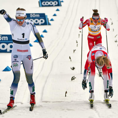 Stina Nilsson spurtslog Therese Johaug i lördagens masstart i Quebec.