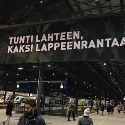 LUT-yliopiston mainos Helsingin rautatieasemalla