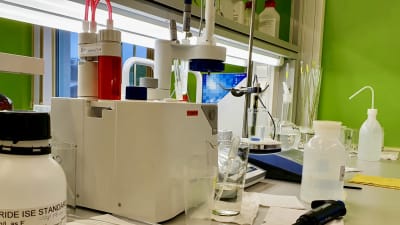 Kemikalier och utrustning i ett estniskt laboratorium.