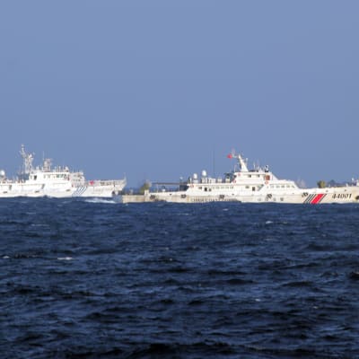 Kinesiska kustbevakningsfartyg i havsvatten år 2014. Vietnam har år 2014 anklagat kinesiska båtar för att köra mot vietnamesiska båtar på Sydkinesiska havet där Kina borrar olja.