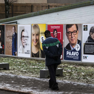 Mies katselee vaalimainoksia