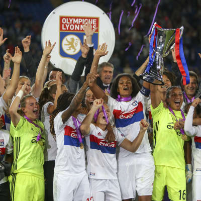 Lyon lyfter pokalen efter segern i Champions League.