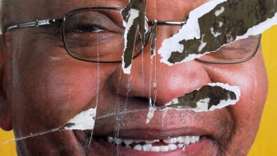 En riven valaffisch av den impopuläre presidenten Jacob Zuma 