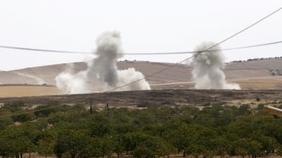 Turkiska flygplan har angripit både jihadister och proamerikanska kurdiska milisgrupper i och omkrin Jarablus i norra Syrien.