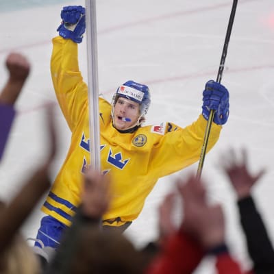 Svenska JVM-spelaren Axel-Jonsson Fjällby jublar.