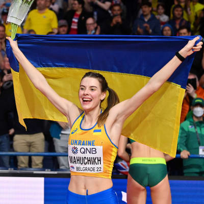 Jaroslava Mahutjich firar med den ukrainska flaggan.