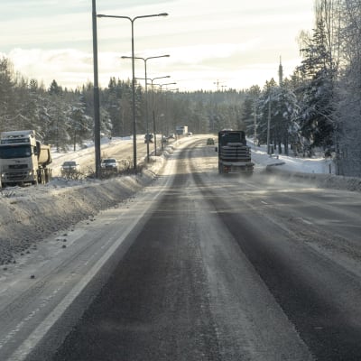 Liikennettä Hämeenlinnanaväylällä Kehä I jälkeen Helsingin suuntaan tammikuun lopulla.
