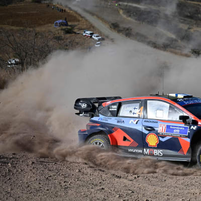 Esapekka Lappi kör i grusmoln.