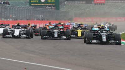 Formel 1-bilar startar ett lopp.