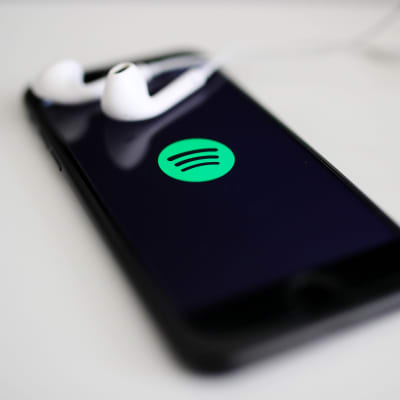 Kuva puhelimesta jonka näytöllä on Spotify-logo.