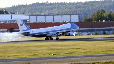 Air Force One-planet på Helsingfors-Vanda flygplats.
