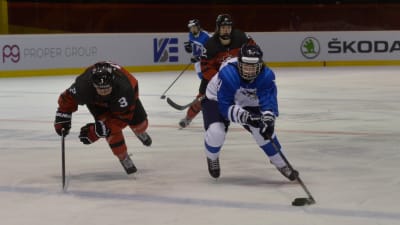 Sofianna Sundelin driver med pucken.