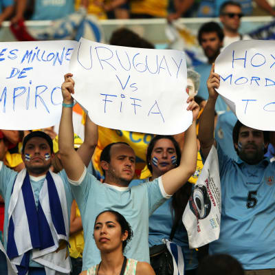 Uruguayanska fans efter Luis Suarez bitavstängning