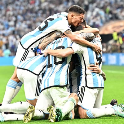Argentinska spelare firar mål i hög.