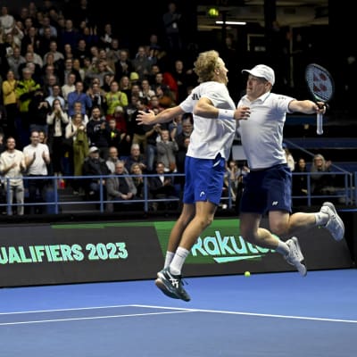 Harri Heliövaara ja Emil Ruusuvuori riemuitsevat voitettuaan nelinpelin tenniksen Davis Cupissa 5.3.2023 Espoossa.