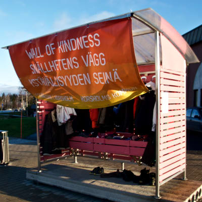 En busskur som byggts om för att donera kläder