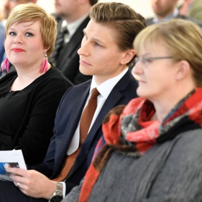 Ministrarna Saarikko, Häkkänen och Mattila vid presskonferensen om vårdreformen. 