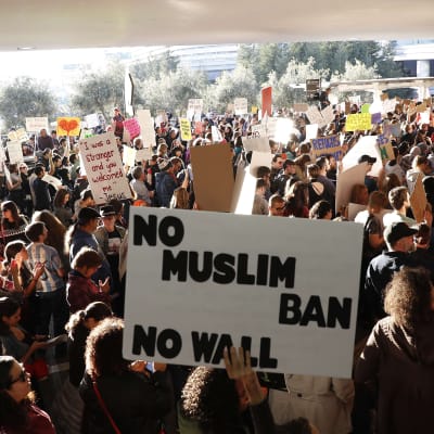 Demonstration på flygplatsen i San Francisco mot Trumps presidentorder om inreseförbud från sju muslimska länder