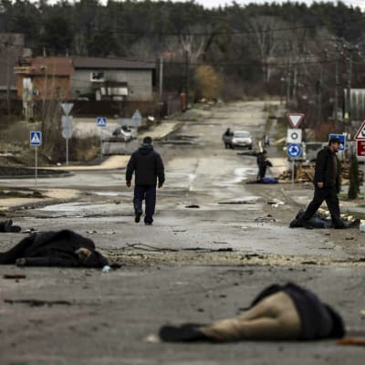 Döda kroppar på människor i civila kläder ligger på gatorna i Butja utanför huvudstaden Kiev som de ryska trupperna retirerat från.