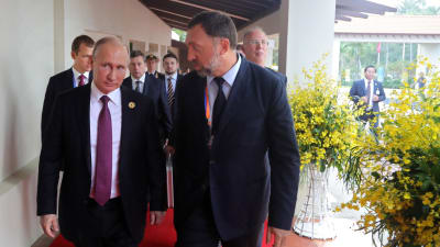 Vladimir Putin och Oleg Deripaska deltog i Apec-toppmötet i Vietnam i fjol