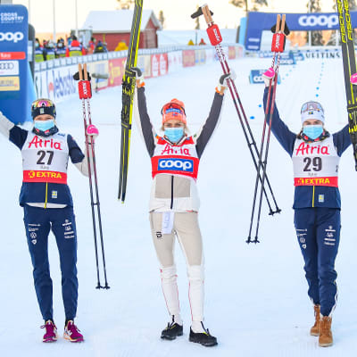 Segertrion Frida Karlsson (tvåa), Therese Johaug (etta) och Ebba Andersson (trea).