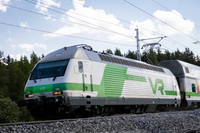 Lokomotiv som drar InterCity-vagnar. 
