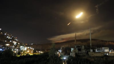 Syriska luftvärnsmissiler kan ses flyga över Damaskus.