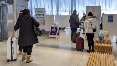 Personer köar till coronaprovtagning i Västra terminalen.