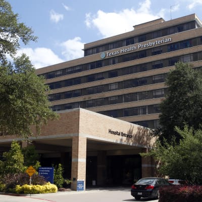 En sjukvårdare som vårdade en ebolasmittad patient på sjukhuset Texas Health Presbyterian misstänks nu själv ha fått smittan.