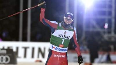 Jarl Magnus Riiber firar sin seger i Ruka hösten 2021.