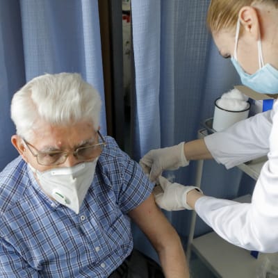Äldre man får Biontech-Pfizers vaccin i Serbien i januari. 