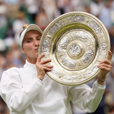 Marketa Vondrousova och första pris i Wimbledonmästerskapen 2023.