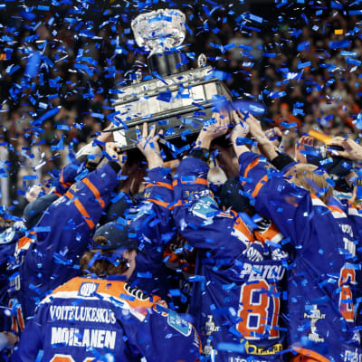 Tappara juhlii SM-liigan mestaruutta.