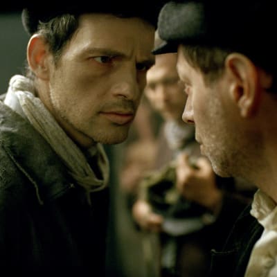 Géza Röhrig spänner blicken i en medfånge i koncentrationslägerskildringen Son of Saul