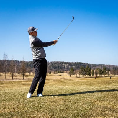 Sami Välimäki golfkentällä.