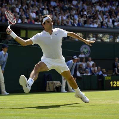 Roger Federer håller koll på bollen i Wimbledon.