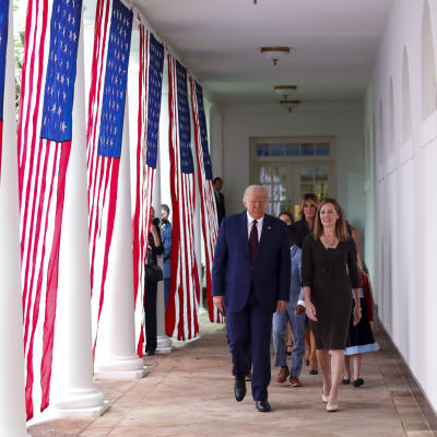 Yhdysvaltojen presidentti Donald Trump esitti Amy Coney Barretia korkeimman oikeuden tuomariksi 26. syyskuuta 2020. Kuvassa myös ensimmäinen nainen Melania Trump (takana) ja Barretin perhe.