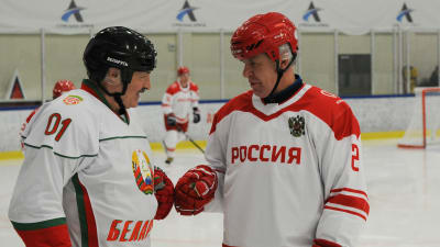 Aljaksandr Lukasjenka och Vjatjeslav Fetisov spelar hockey.