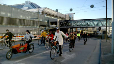 Cykeldemonstration vid Böle järnvägsstation.