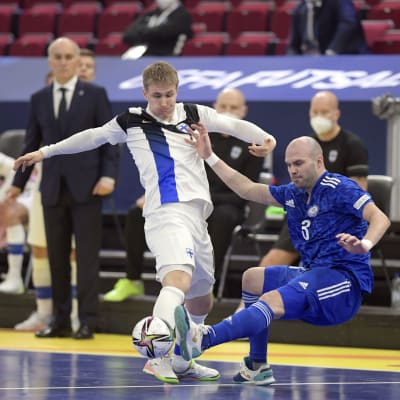 Lassi Lintula pelaa Kazakstania vastaan futsalin EM-kisoissa 2022.