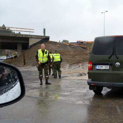 Puolustusvoimat vastaa pommin siirrosta pois työmaalta.